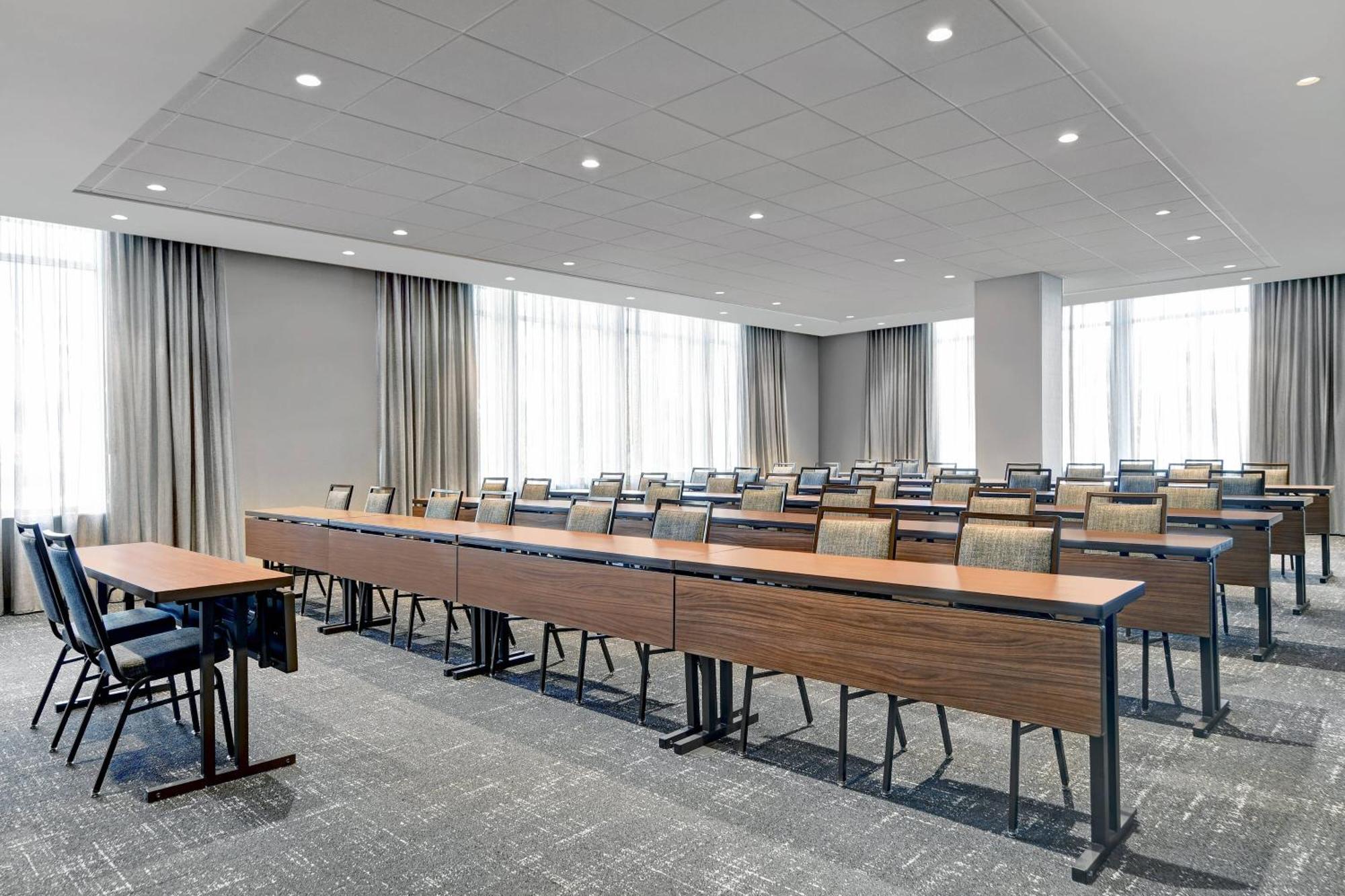 Courtyard By Marriott Manhattan Aggieville ภายนอก รูปภาพ