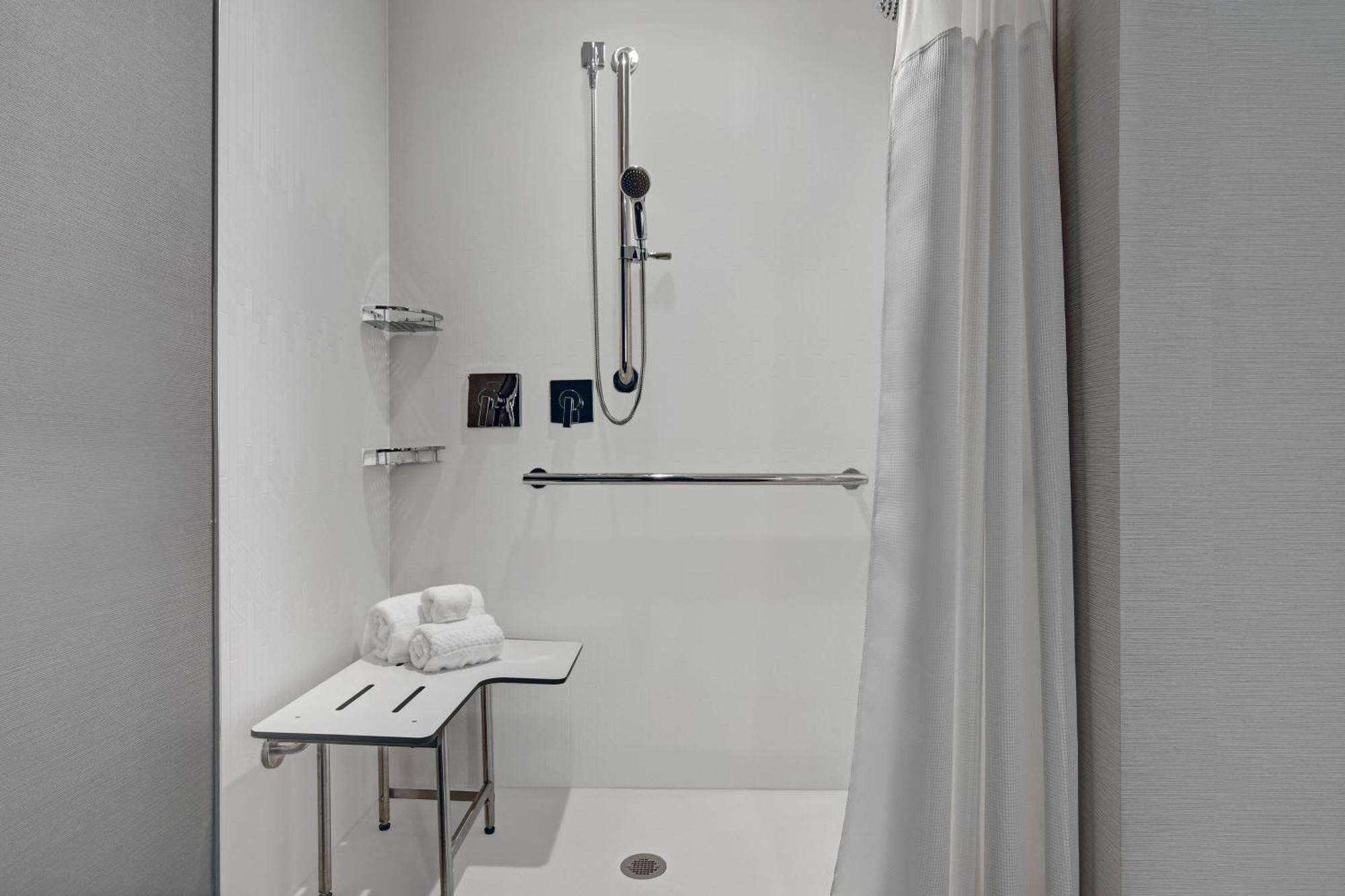 Courtyard By Marriott Manhattan Aggieville ภายนอก รูปภาพ