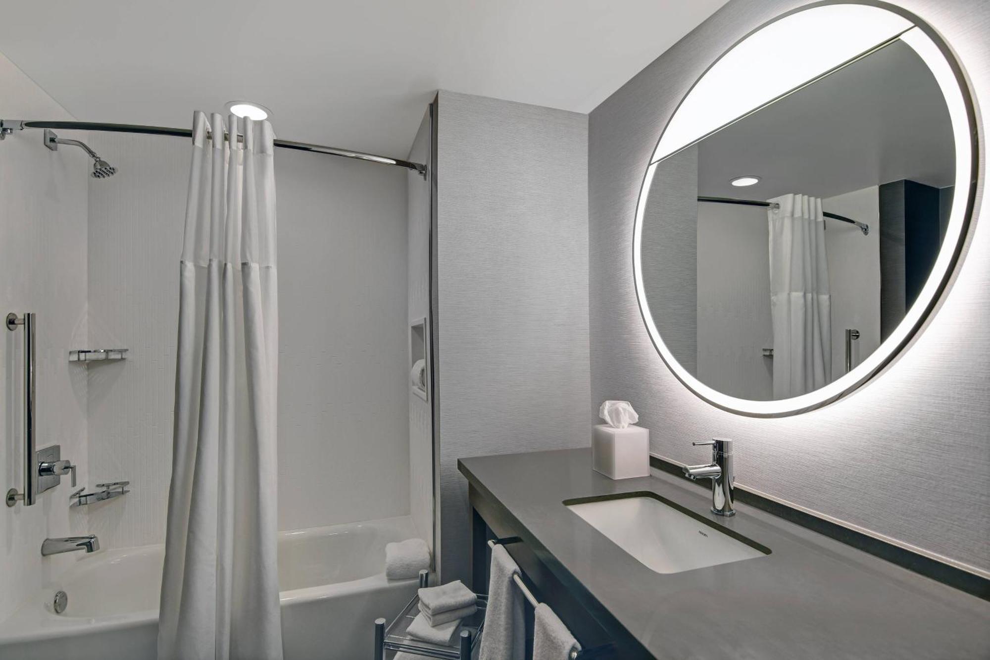 Courtyard By Marriott Manhattan Aggieville ภายนอก รูปภาพ