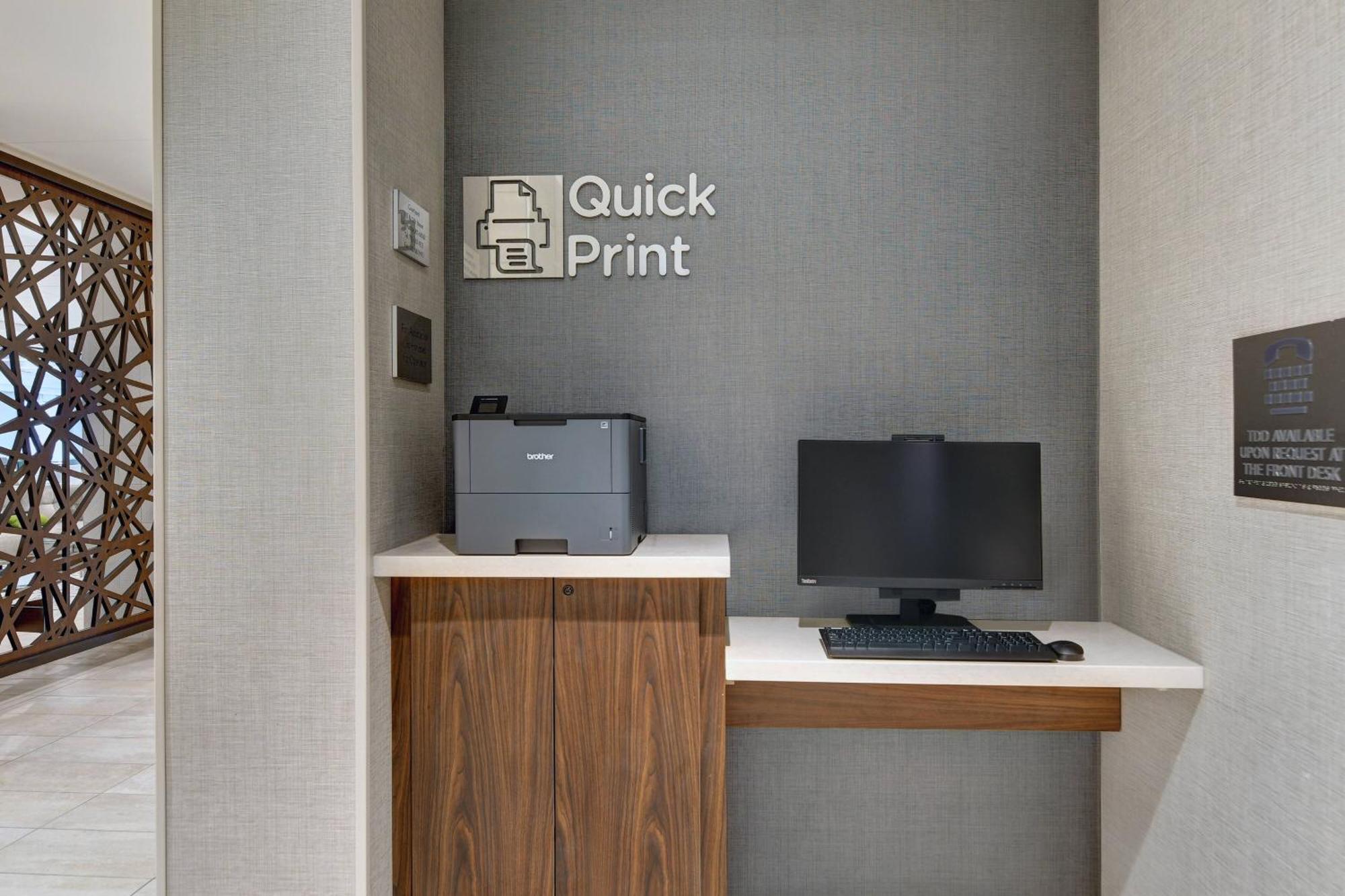 Courtyard By Marriott Manhattan Aggieville ภายนอก รูปภาพ