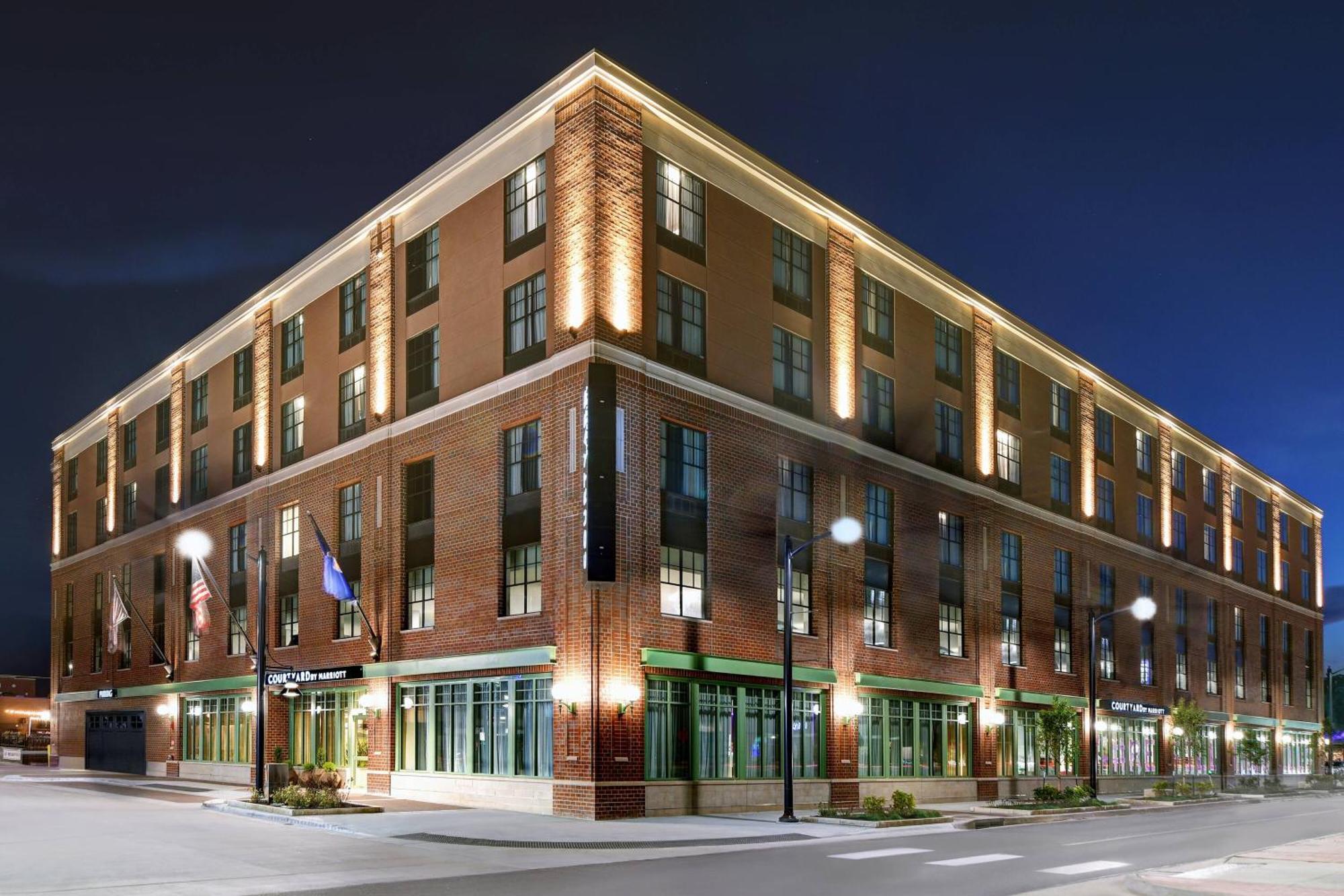 Courtyard By Marriott Manhattan Aggieville ภายนอก รูปภาพ